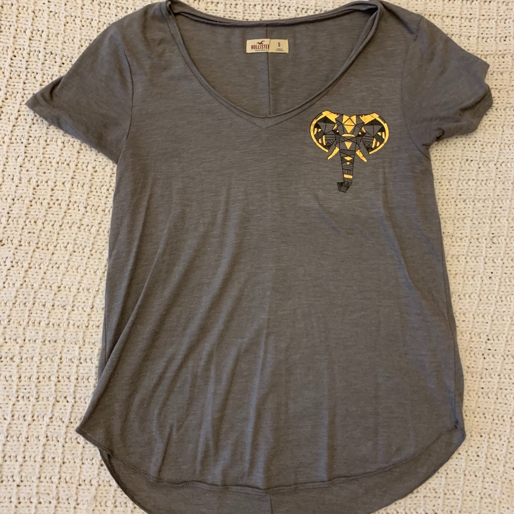 gray t-shirt